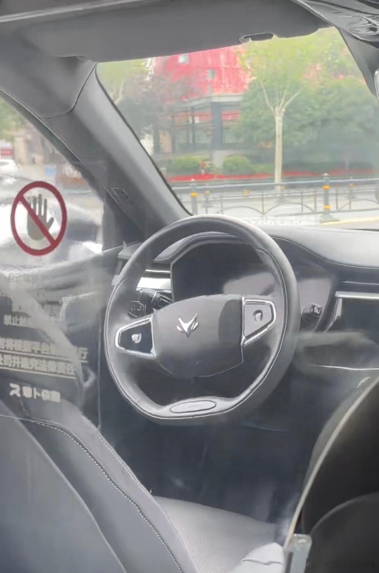 #没有方向盘的车你敢坐吗#萝卜快跑不是运营好久了么，应该有很多乘客坐过了，没听说