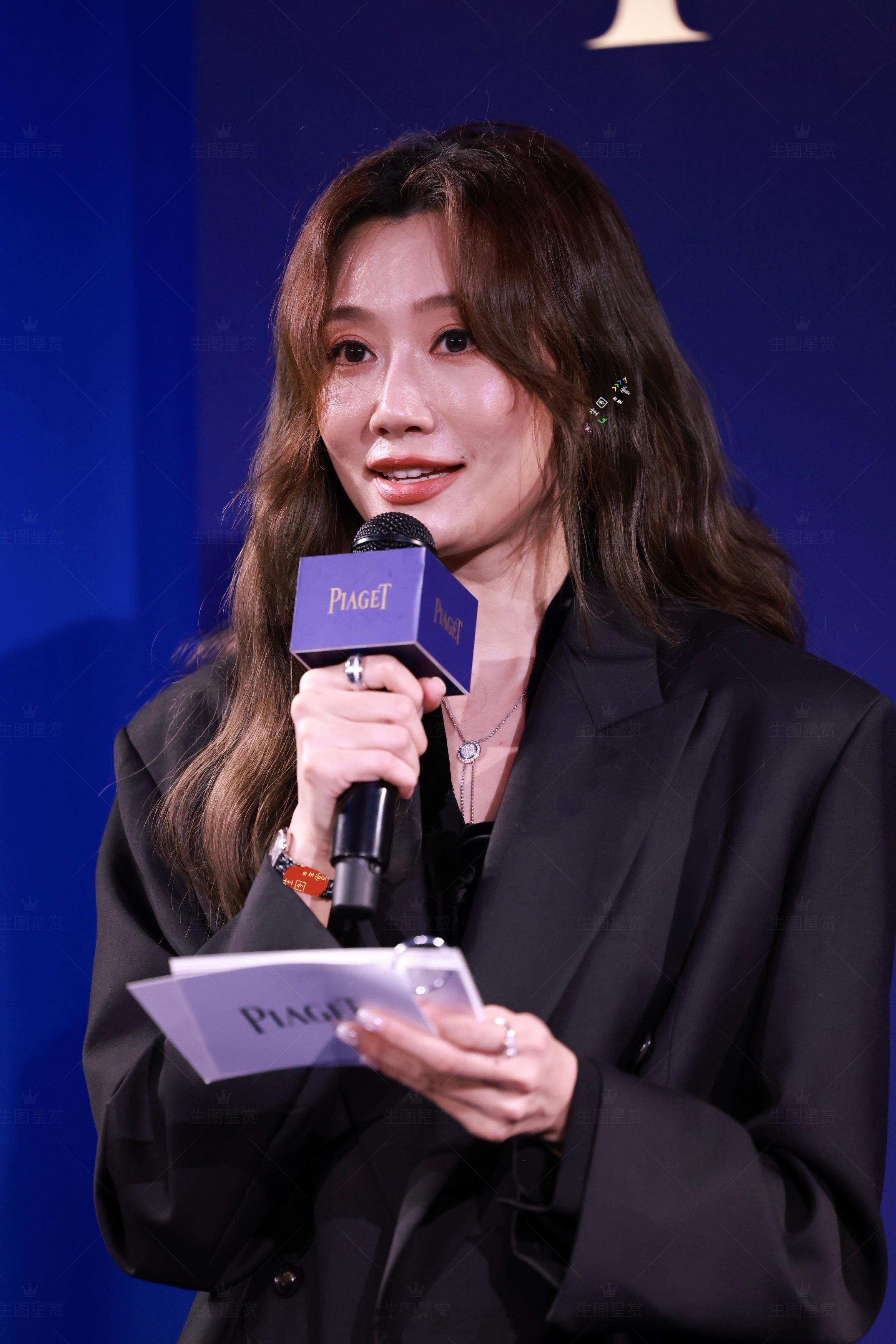李斯羽今日主持伯爵活动全黑西装干练利落🖤 ​​​