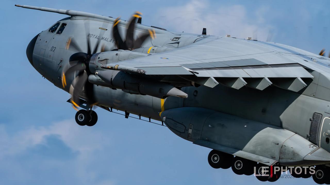 A400M机翼下面自带两个加油管，只需要2小时改装就能变成一架空中加油机，能同时