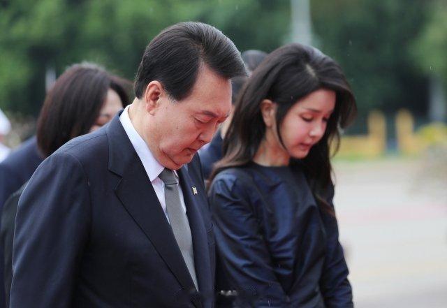 这一幕总感觉到很滑稽，所谓黄鼠狼给鸡拜年，大概就是这样的场面吧。图为小尹子访越，
