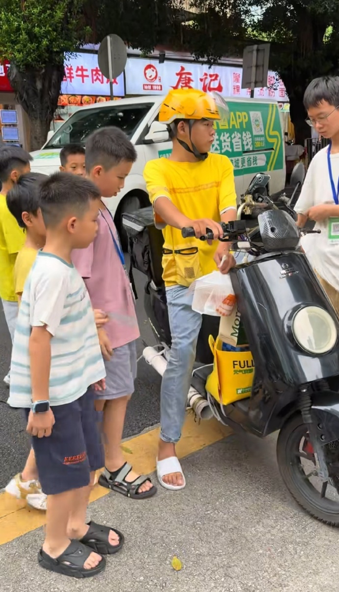 这种小学生，怎么这么积极去送外卖啊？放假了，应该好好去玩，别去打工等你以后毕业了