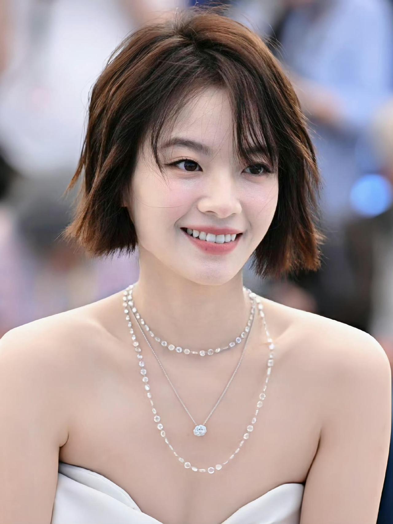 李庚希抵制代拍：坚守纯粹，彰显演员本心

2025年10月9日晚，李庚希空降粉丝