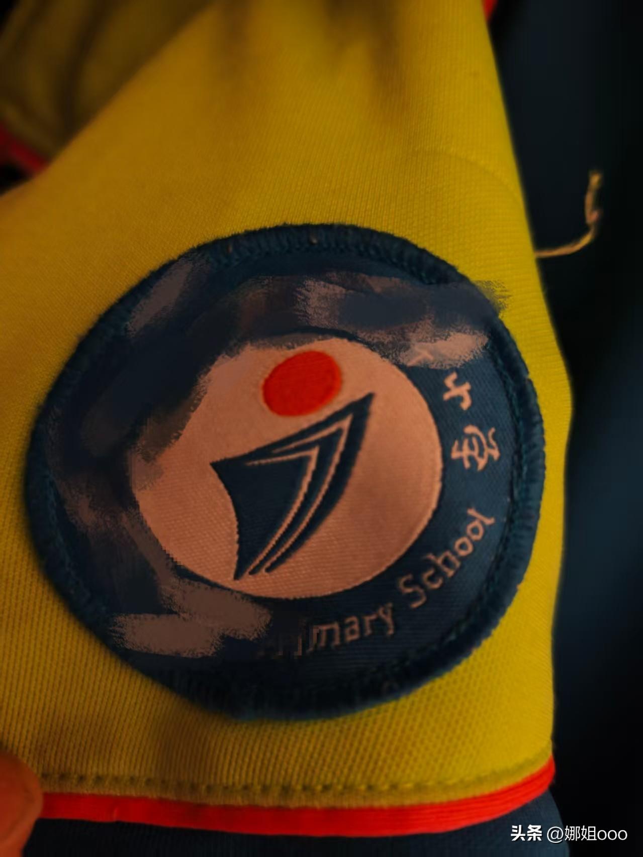 听了海洋故事会，默默地找出来儿子的校服，果然!
这是刚上一年级时，学校让买的书。