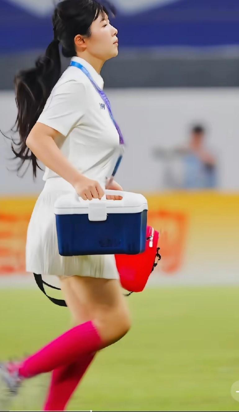 球员没火，医生火了。。。
比赛没看，看美女去了。。。
为啥医生会火了呢？因为这医