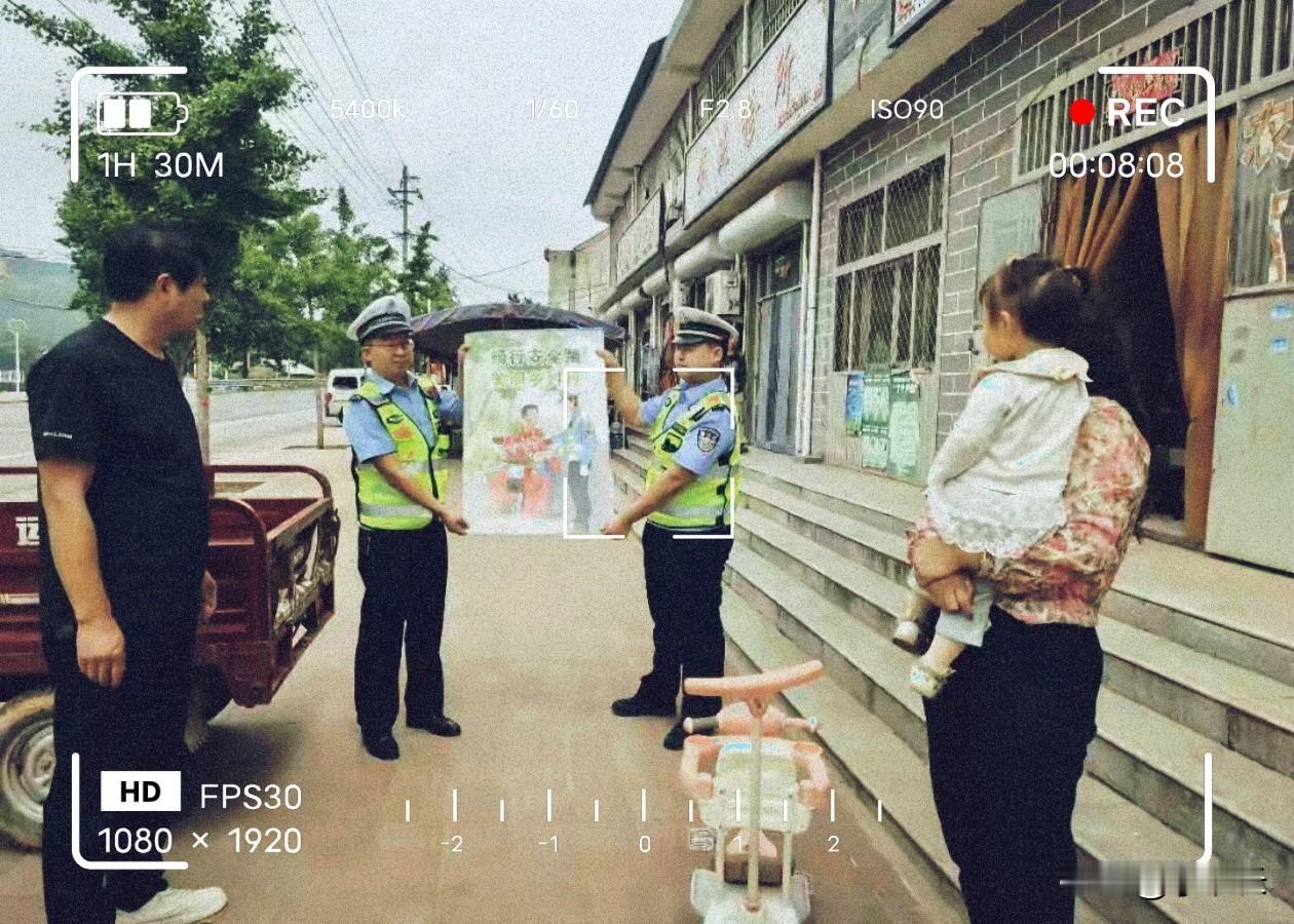 山西运城垣曲老乡注意啦。交警进村普及交通安全，这些坏习惯千万别再犯。
 
农村道