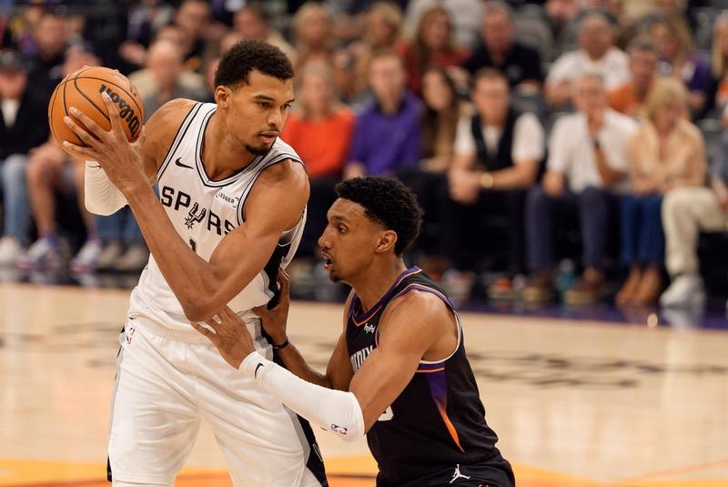 今日文班亚马嗲！NBA马刺完败太阳，文班亚马防守端可以 ，进攻端拉了，被几个“矮