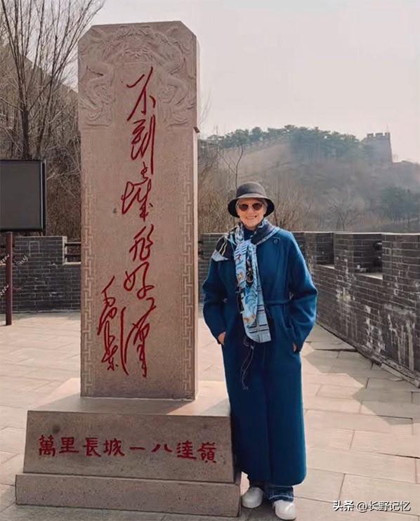 近日有网友在北京八达岭长城上，遇见了马斯克的母亲梅耶·马斯克，看得出她特别享受自