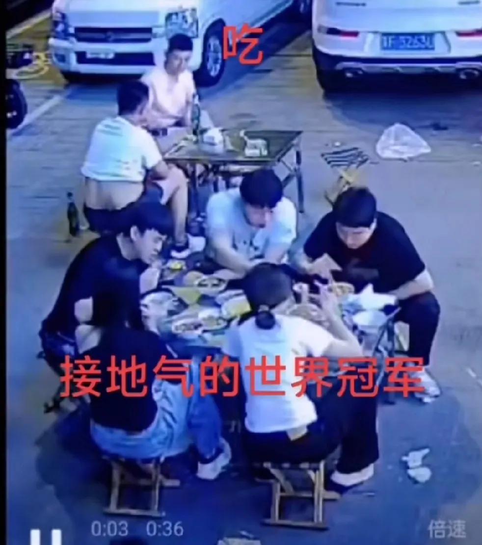刷到梁靖崑吃豆腐脑的视频，
哈哈，原来他吃豆腐脑也要放辣椒油啊
话说这个视频可能