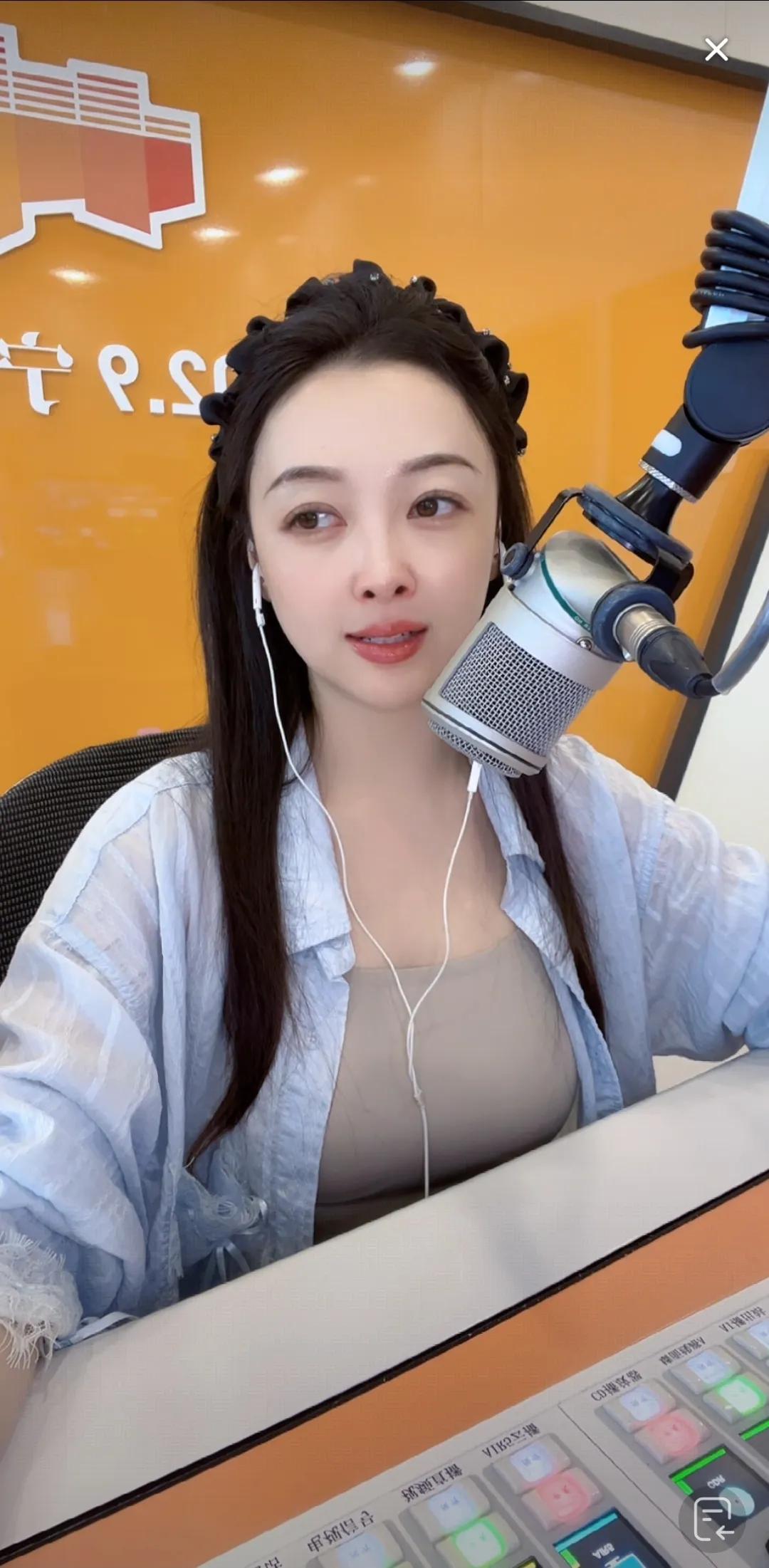 原来电台主播长这样，真是颠覆了我的认知。小时候听人说，因为电台只需要声音好听，所