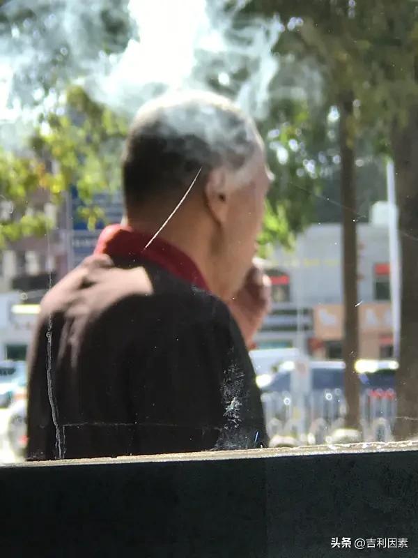 接孩子的时候，不要在学生集散地抽烟。有极少数家长，主要是接孩子的老人，在等着接孩