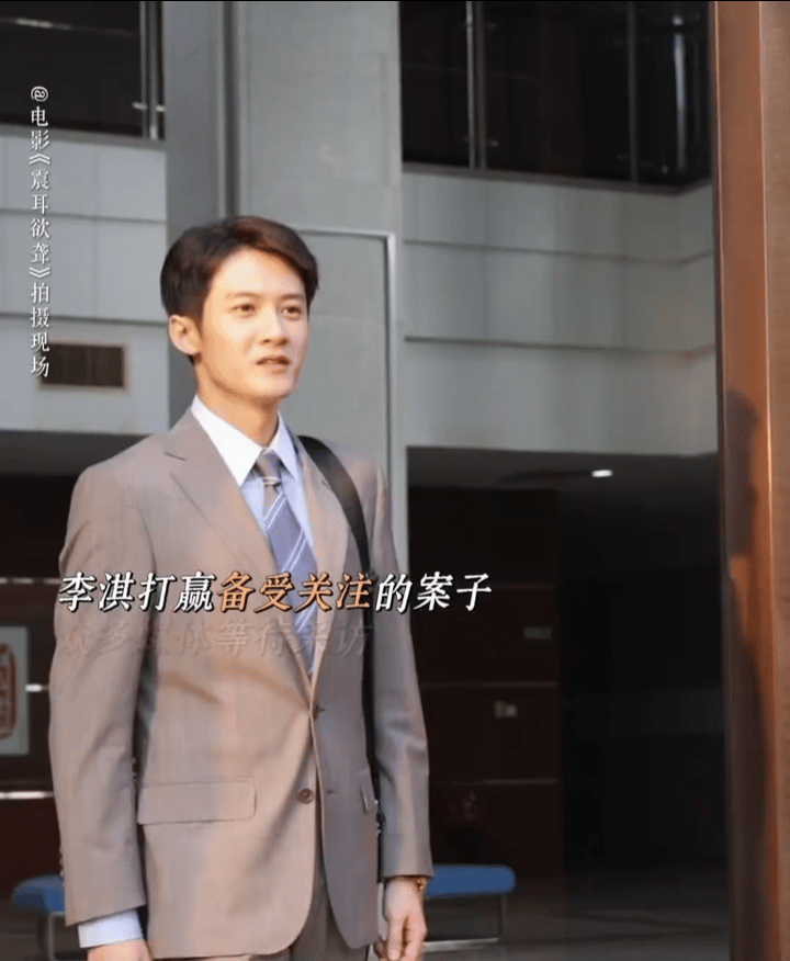 这一瞬间压抑不住的兴奋，期待已久的荣耀感，眼里都是成名在望的志得意满，完全就是嘴