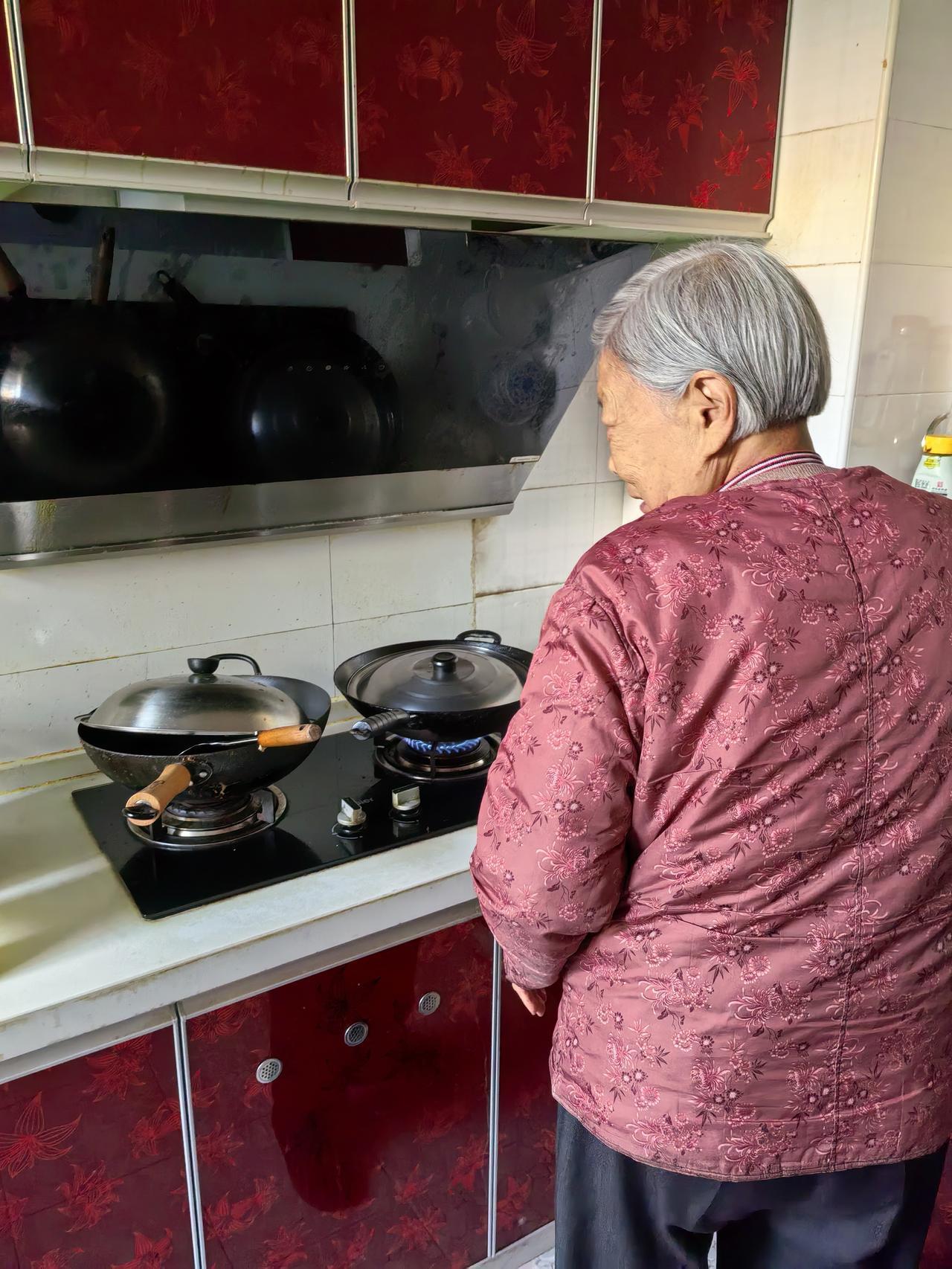 【孝心暖人心：90岁母亲的坚强与自立】

我母亲今年已经90岁了，但她依然坚持自