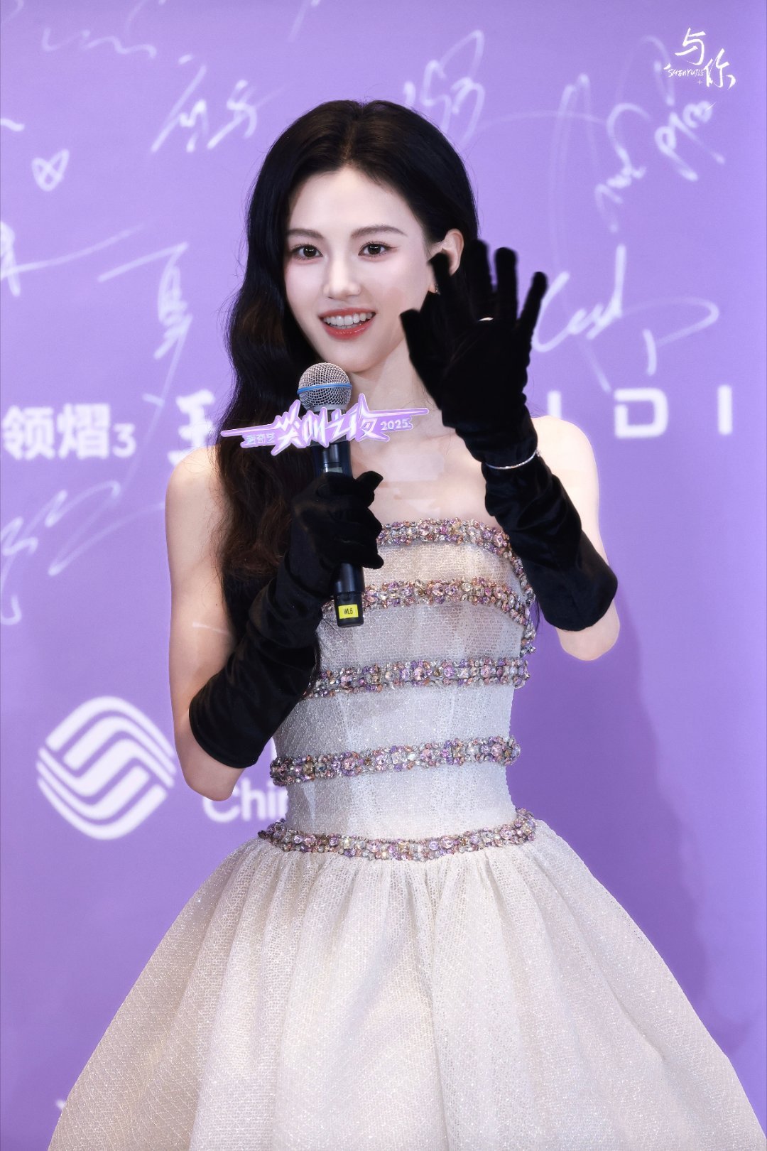 沈羽洁现实版落跑千金没错了 她现身时一袭白色礼裙如月光洒落，海藻长发随风轻扬，优