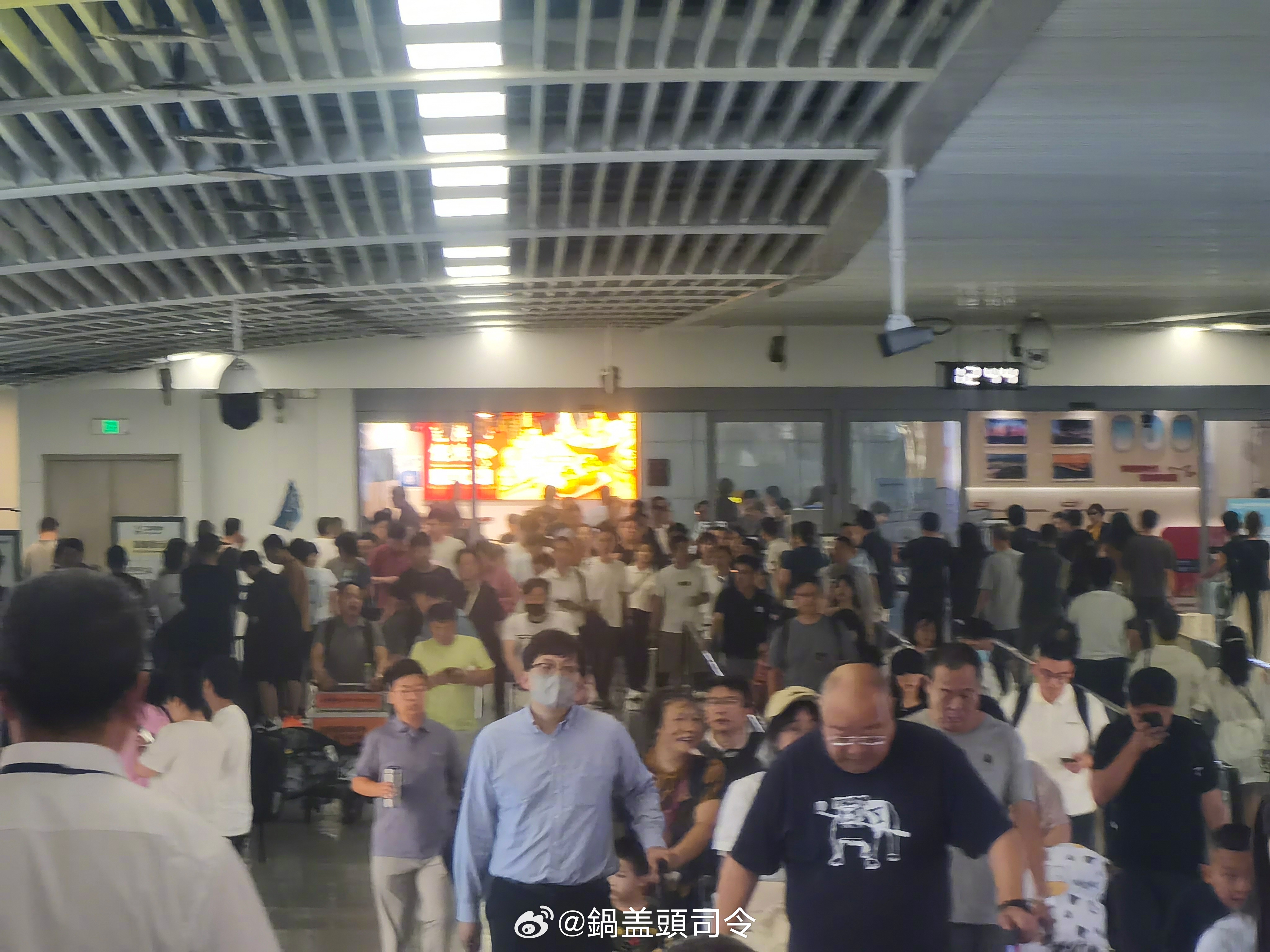 青岛真是到了旅游旺季了，绝对是最美为城市之一，无庸置疑。我今天来机场接朋友一家，