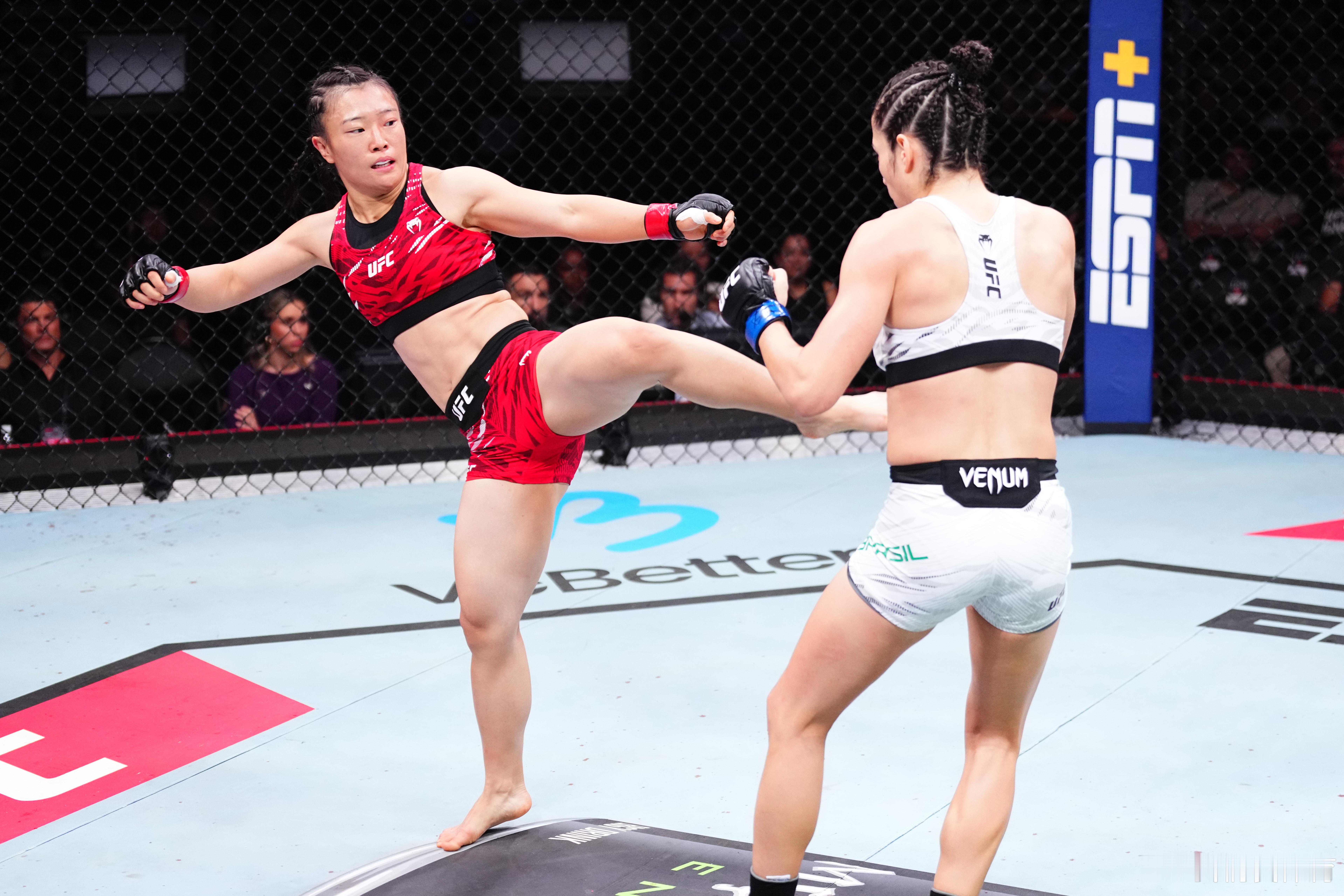 石铭UFC首秀遗憾告负 ​​​没有什么虽败犹荣，只有不断奋力向前、突破自己！石铭
