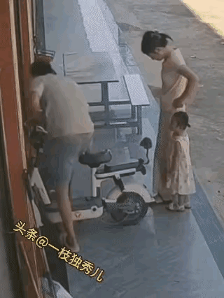 一家三口摔的人仰马翻，这家男人真虎啊。