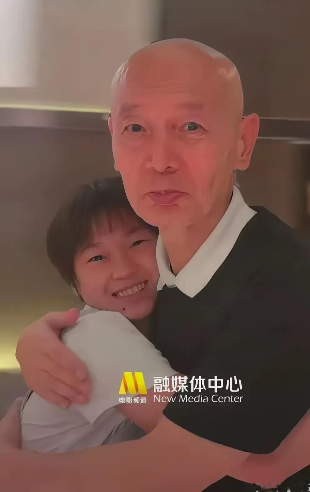 全红婵和葛优的拥抱，乃最纯洁的拥抱，没有利益趋附，只有喜欢和幸福。
这是体育界和