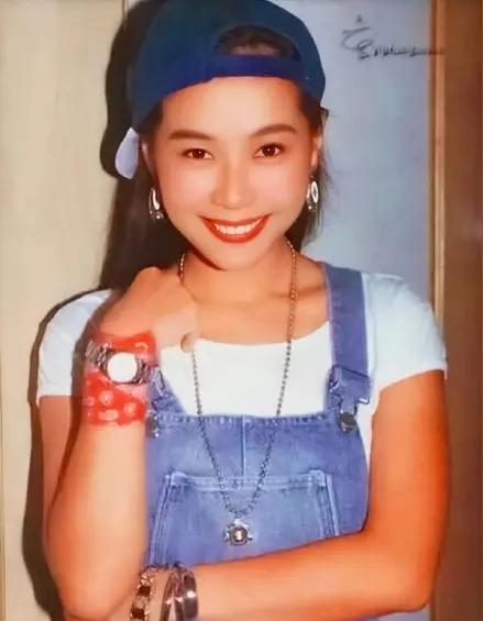 何赛飞年轻时候，是独一份带着戏曲骨血的江南美人，那种气质很难复刻。
她是标准的鹅