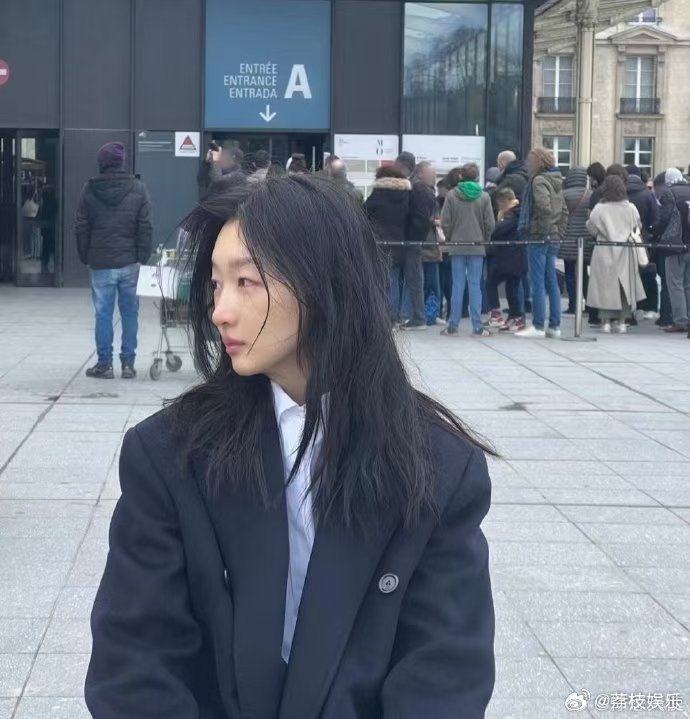 周冬雨素颜录节目 在内娱妆造“卷”出天际时，周冬雨洗脸戴帽就奔赴《周五晚高疯》录