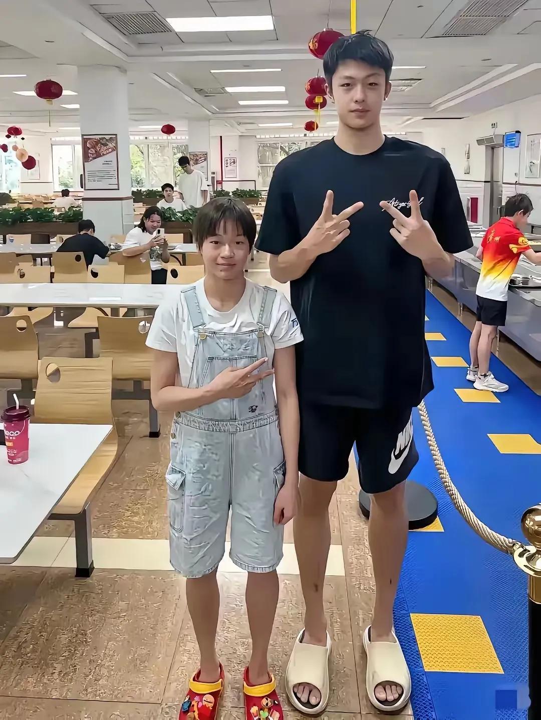 看到婵宝旁边那男的，真把我惊到了。咋那么高呢？跟婵宝同岁，却高出一大截。

我就