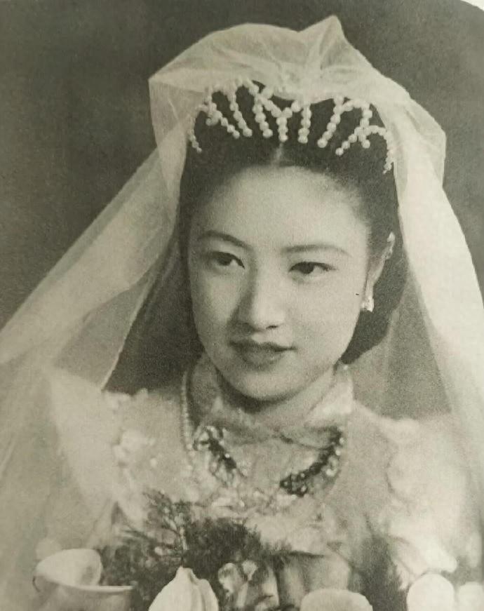 她是上海滩第一美人，嫁给盛家三公子盛毓邮，婚后洁癖床单每日一换，没想到，晚年却在