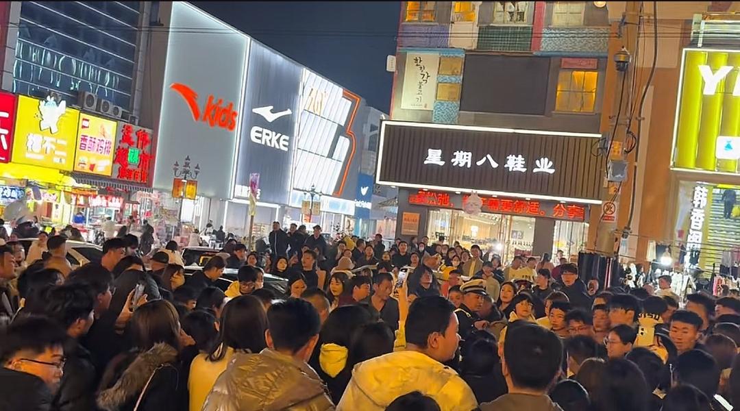 vlog十亿流量扶持计划 热闹的一条街 人山人海太热闹了 跟我打卡最红地标 快来