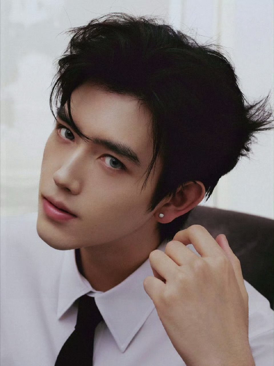 陈飞宇跳舞偷感好重陈飞宇你揍嘛呢，跳舞呢还是偷东西呢，你对面可是迪丽热巴啊，不知