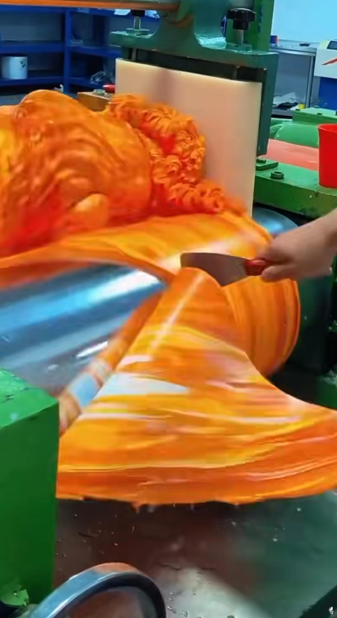 这种手机壳可能是医疗垃圾做的 手机壳我现在很建议大家还是选择官方手机壳，或者知名