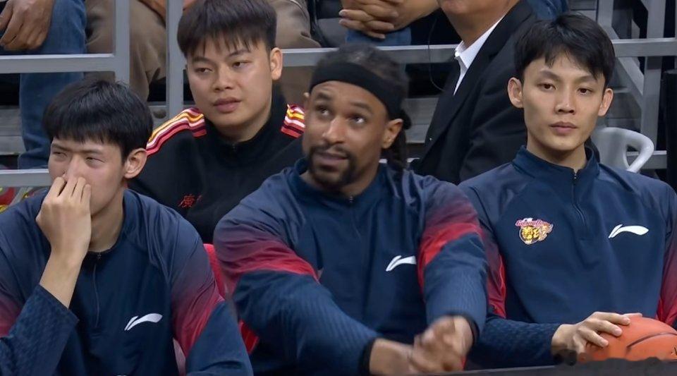 看来萨林杰真被弃用了，第四节也还没上，广东队要是换外援应该最先换掉他了，不知道朱