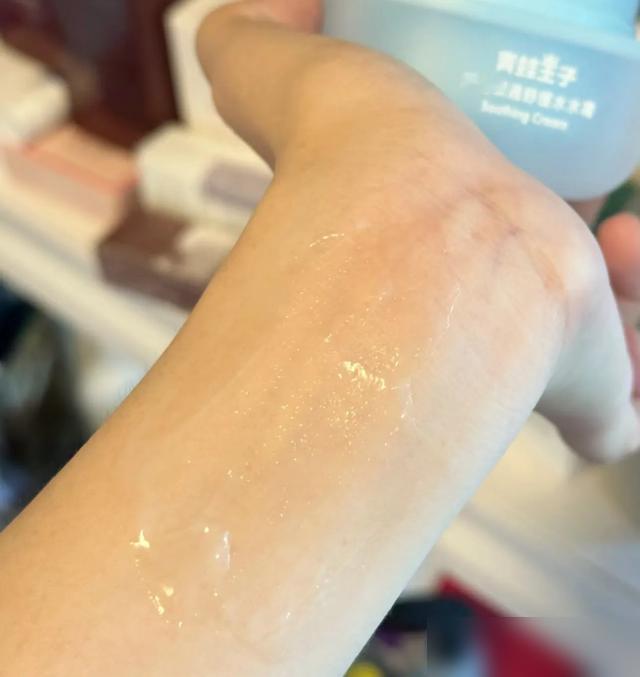 谁懂啊！床头这点破事真能让人崩溃到想换房！

最近刷到好多人吐槽：床头没空间放床