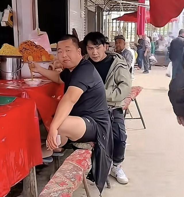 蓝战非，一个你永远都弄不懂的人！他是广东罗定，长得短小精悍，黑得像个挖煤工。
1