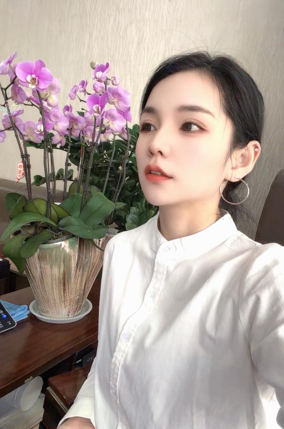 小小的圈子，淡淡的生活，不幻想，不期待，简简单单，做好自己该做的事情……