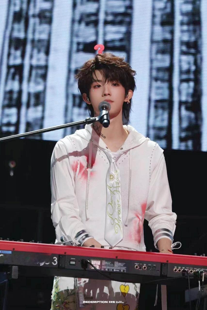 苏新皓爱丫爱丫舞台好萌 苏新皓这波直接把创意焊在身上！红问号发饰个性又吸睛，完美