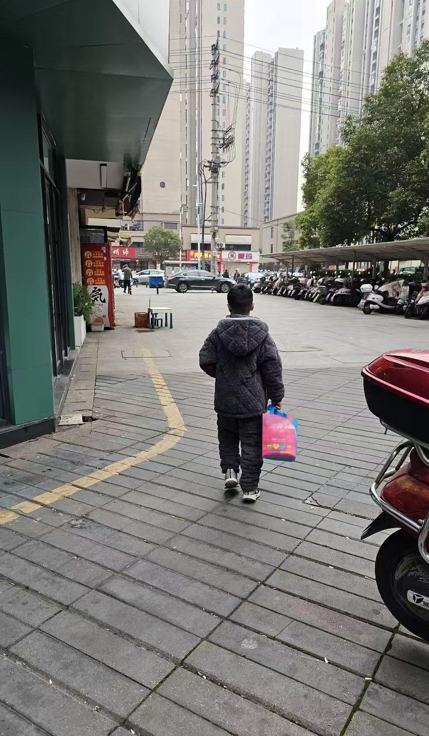 一定要善待孩子，他是你生命的延续。娃上一年级虽然学习成绩不太好，开学没一周就有两