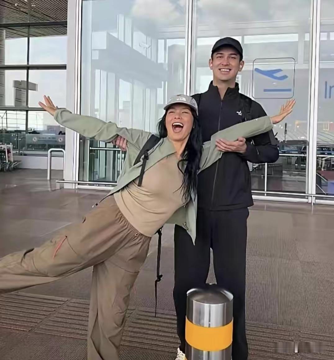 [烟花]韦唯携小儿子踏上新疆之旅，二十七岁的韦紫湦身高已是1米八九的大个，韦唯是