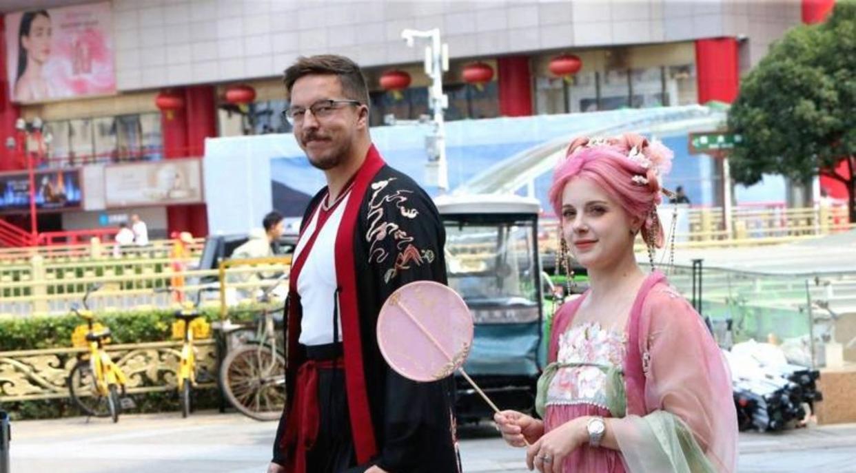 西安大一新生开学报到几天后，和同学逛街，竟在街头偶遇了"已经回家"的爸妈。
他爸