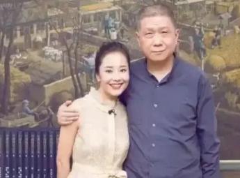 2004年，马未都请人修复一把黄花梨椅子，结账时，师傅比了一个手指头，马未都就给