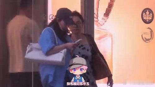 阚清子带妈妈做美容 阚清子私下也太接地气了吧！带妈妈做美容，穿得舒舒服服，和妈妈