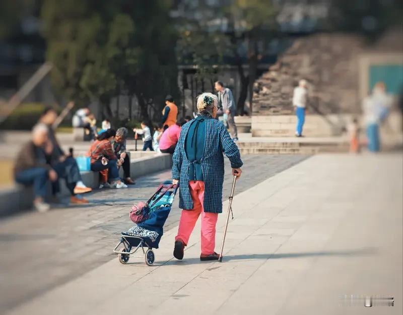 最近内娱可真是热闹，“老来得女”都被刷上了热搜。25年末突然杀出的“颠公颠婆”功