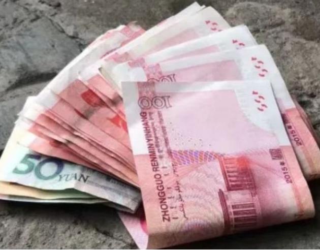 贵州，一男子捡了5350元归还给失主，失主却表示自己丢了20000元，要求男子把