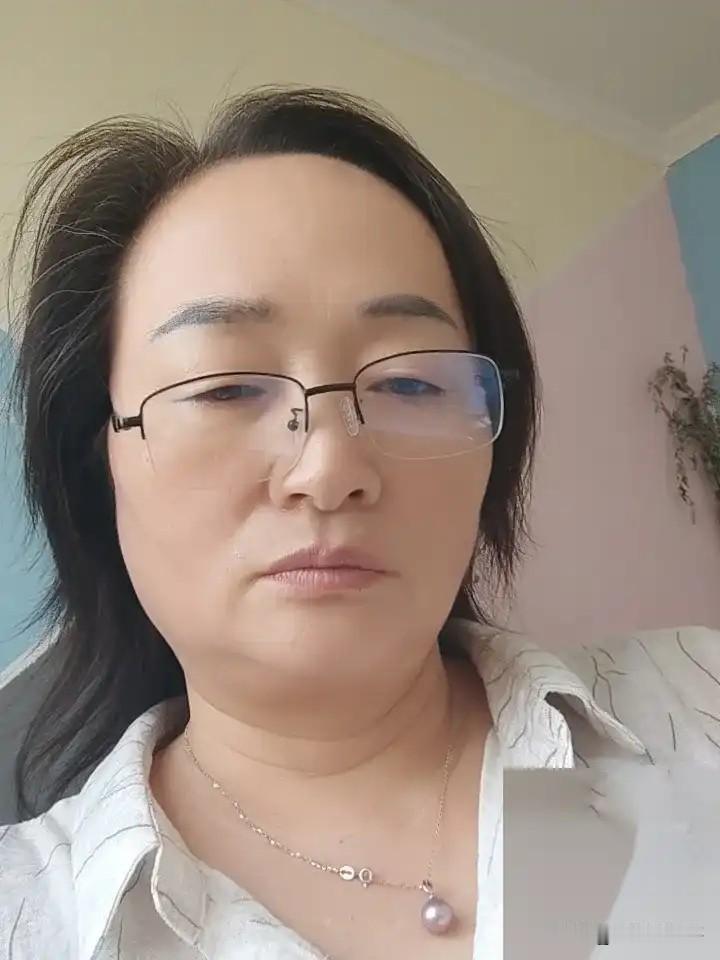 32岁女儿脾气倔强，吵架后彻底拉黑父母，到底怎么做才能缓和母女关系？

昨天晚上