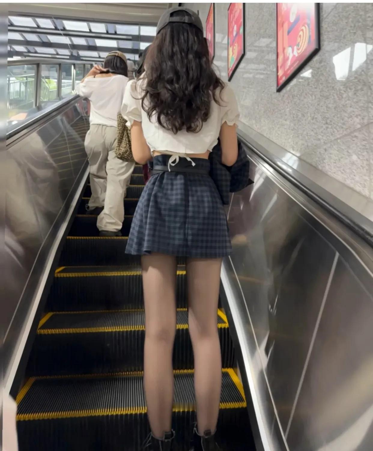 再也不敢轻易尝试这样的装扮了...

今日与室友携手漫步，身着HS，却意外发现路