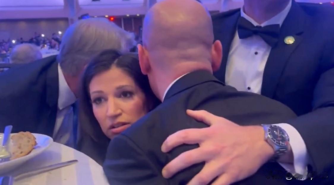 白宫晚宴枪击发生后，现场分为三种人，一种是惜命的，赶紧蹲在桌子下面。一种是举起手