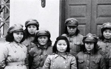 1942年5月，缅甸北部的雨季突然加重，山路变成泥潭，江水冲击着峡谷，撤退中的中
