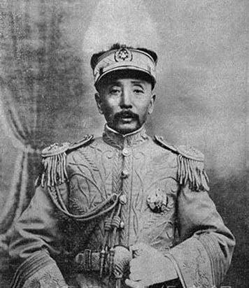   张作霖在蒙疆剿匪时，结拜了七位把兄弟，如吴俊升、汤玉麟等。伪满时期，老嘎达张