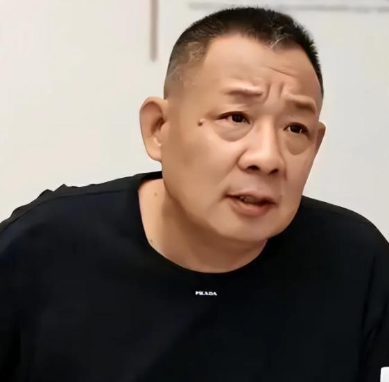 于东来三次进拘留所的经历：第一次，早年开烟酒店，贪图高利润，收购了一批来路不明的