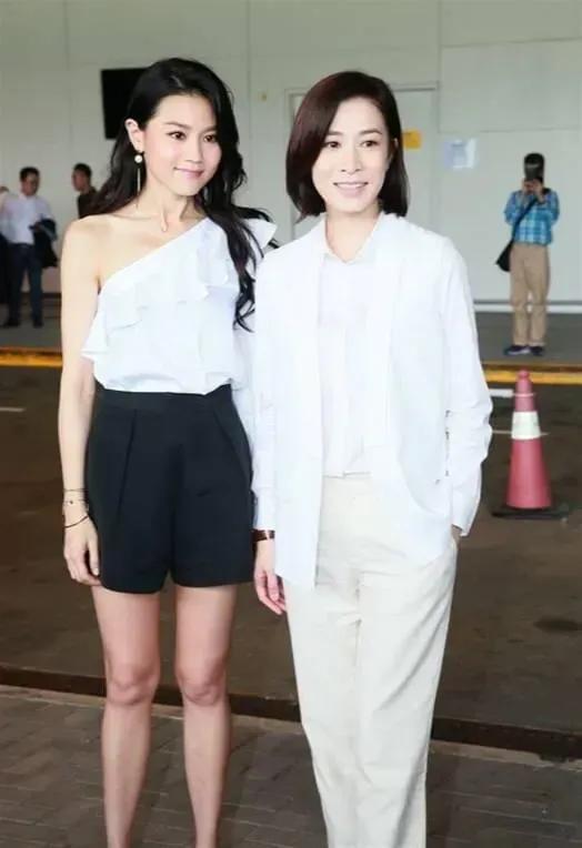周秀丽，佘诗曼同框，谁最有气质！#娱乐# #明星#