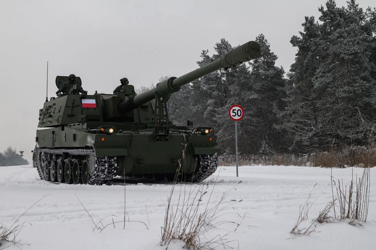 波兰沃伊斯科华沙第1装甲旅装备的韩国韩华集团外销型AHS K9A1自走炮。