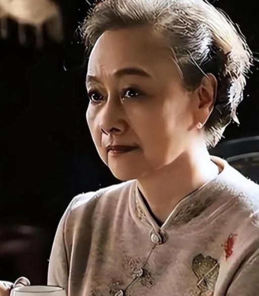 75岁的黄梅莹一场重病，才算真正看透了当年那个穷丈夫金鑫有多狠。当年她演渴望红遍