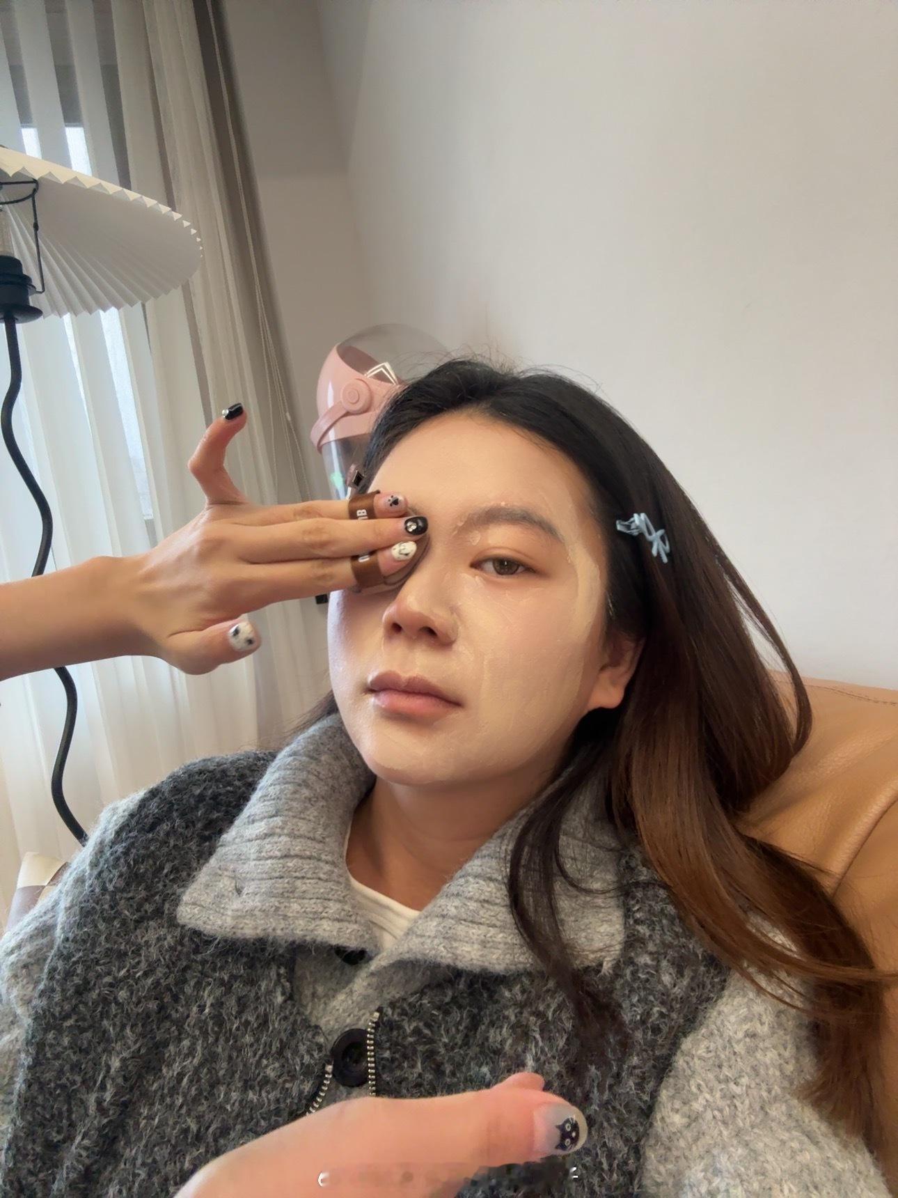 10后小孩姐嫌我化妆太浓了于是用她自学的化妆技术拿我和她妹妹练手你们觉得怎么样